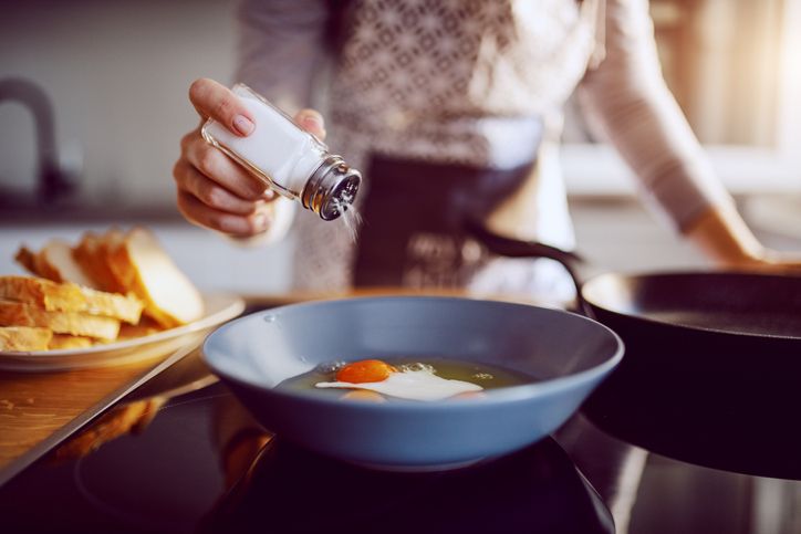 Hoeveel zout per dag is gezond? Alle feiten & fabels