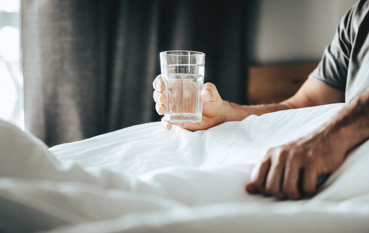 Glas water in bed