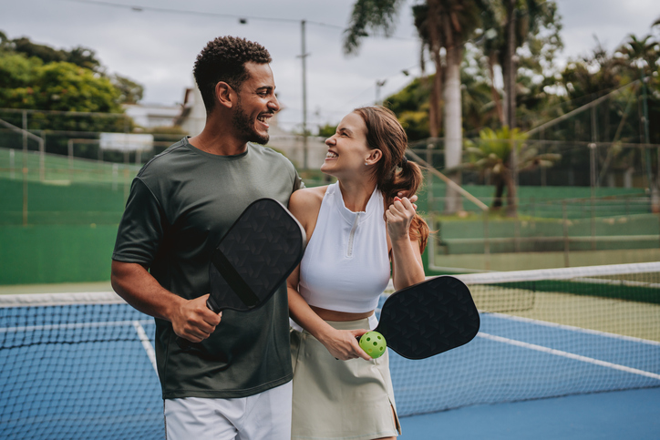 Man en vrouw op de tennisbaan