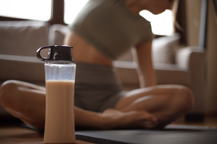 eiwit shake voor een vrouw die yoga doet